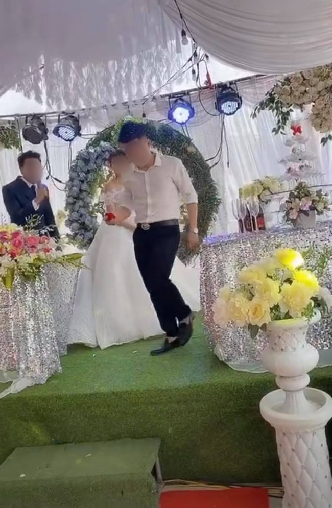 Sơ suất 'chí mạng' trên sân khấu kết hôn, chú rể cuống cuồng bỏ chạy để mặc cô dâu đứng một mình, tiếng khách khứa nói vọng lên: 'Không phải khóc' - 1 Sơ suất 'chí mạng' trên sân khấu kết hôn, chú rể cuống cuồng bỏ chạy để mặc cô dâu đứng một mình, tiếng khách khứa nói vọng lên: 'Không phải khóc' - 1