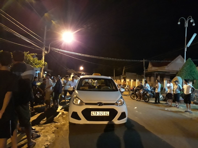 Mang lồng chim đi taxi, khách bị tài xế rút dao đâm nhập viện Mang lồng chim đi taxi, khách bị tài xế rút dao đâm nhập viện