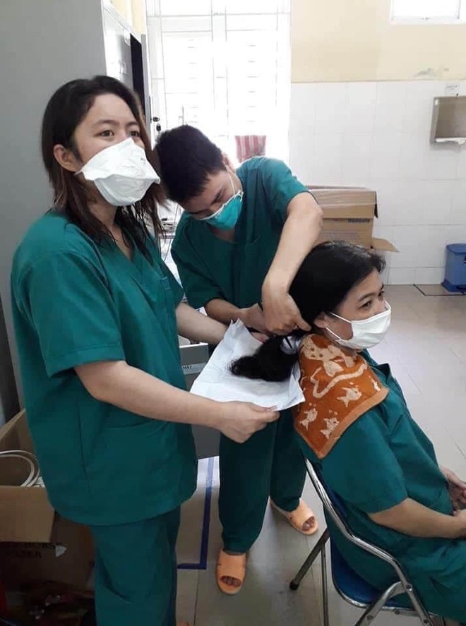 Chiến sĩ công an Đà Nẵng ghé thăm nhà nhưng chỉ dám nhìn con từ xa - 1 Chiến sĩ công an Đà Nẵng ghé thăm nhà nhưng chỉ dám nhìn con từ xa - 1