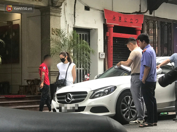 Vụ Lưu Đê Ly và antifan ẩu đả, giật tóc trên phố Hàng Buồm: Công an vào cuộc, nhân chứng kể lại sự việc - 2 Vụ Lưu Đê Ly và antifan ẩu đả, giật tóc trên phố Hàng Buồm: Công an vào cuộc, nhân chứng kể lại sự việc - 2