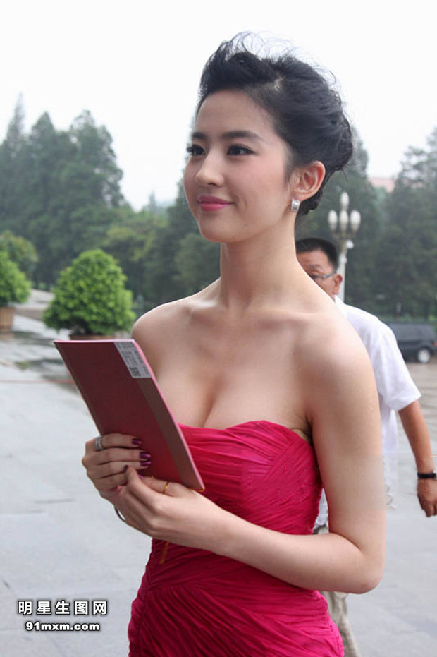 Lưu Diệc Phi gây bão Weibo với ảnh đội vương miện kim cương, mọi sự chú ý dồn vào vòng 1 sexy - 3 Lưu Diệc Phi gây bão Weibo với ảnh đội vương miện kim cương, mọi sự chú ý dồn vào vòng 1 sexy - 3