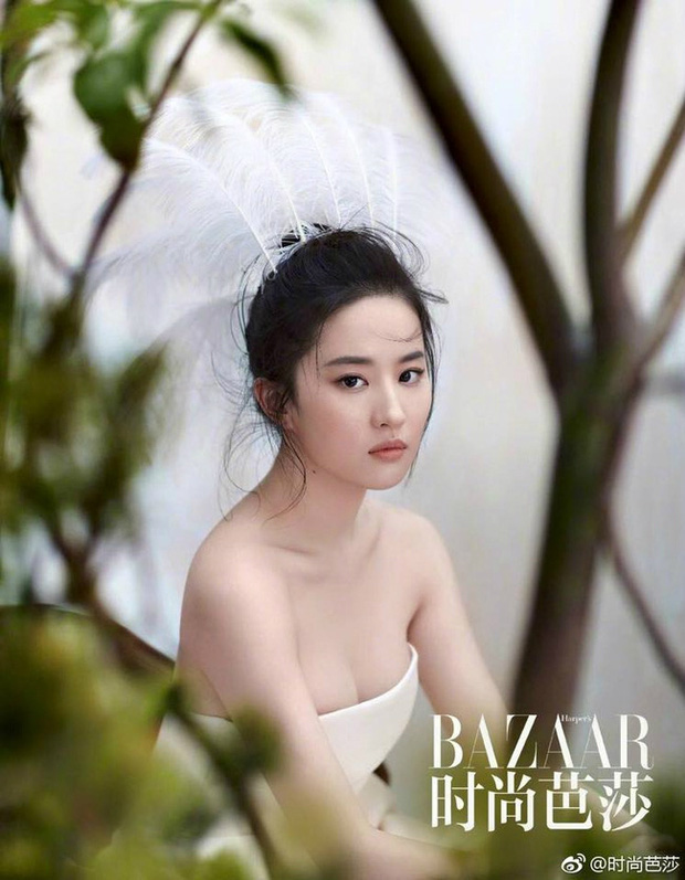 Lưu Diệc Phi gây bão Weibo với ảnh đội vương miện kim cương, mọi sự chú ý dồn vào vòng 1 sexy - 5 Lưu Diệc Phi gây bão Weibo với ảnh đội vương miện kim cương, mọi sự chú ý dồn vào vòng 1 sexy - 5
