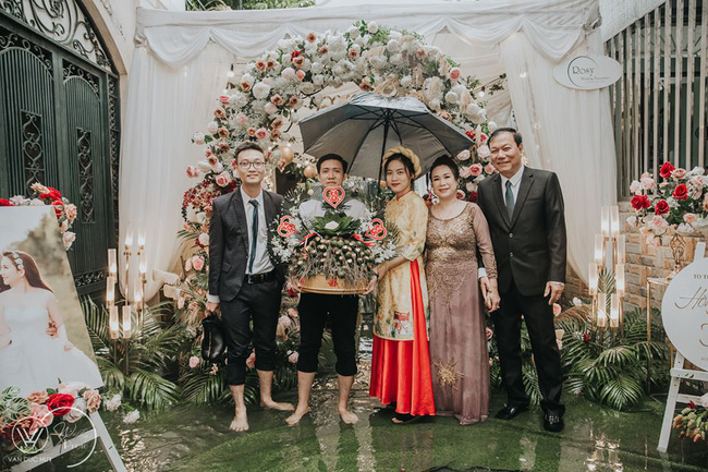 Cưới đúng mùa dịch, mưa bão lụt lội nhưng cô dâu - chú rể vẫn xoay chuyển tình thế ngoạn mục nhờ cú twist của 'trùm cuối' - 2 Cưới đúng mùa dịch, mưa bão lụt lội nhưng cô dâu - chú rể vẫn xoay chuyển tình thế ngoạn mục nhờ cú twist của 'trùm cuối' - 2