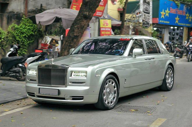 Đẳng cấp ‘chơi’ Rolls-Royce Phantom của nhà giàu Việt: Hàng siêu hiếm, siêu độc trên thế giới - 4 Đẳng cấp ‘chơi’ Rolls-Royce Phantom của nhà giàu Việt: Hàng siêu hiếm, siêu độc trên thế giới - 4