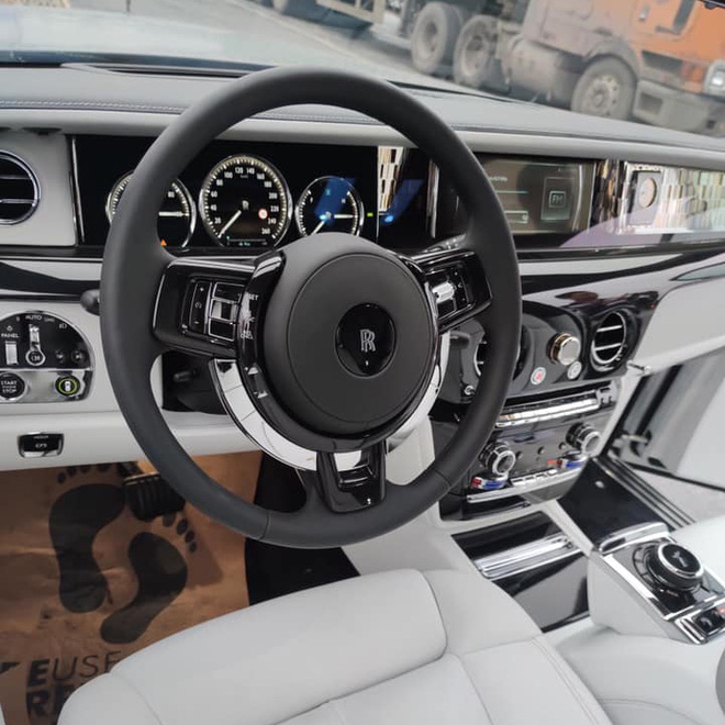 Đẳng cấp ‘chơi’ Rolls-Royce Phantom của nhà giàu Việt: Hàng siêu hiếm, siêu độc trên thế giới - 7 Đẳng cấp ‘chơi’ Rolls-Royce Phantom của nhà giàu Việt: Hàng siêu hiếm, siêu độc trên thế giới - 7