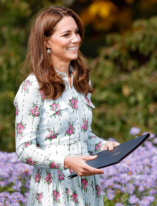 Sách mới tiết lộ Meghan từng tặng chị dâu Kate món quà đặc biệt để kết thân nhưng dân mạng chỉ ra chi tiết đầy toan tính khác Sách mới tiết lộ Meghan từng tặng chị dâu Kate món quà đặc biệt để kết thân nhưng dân mạng chỉ ra chi tiết đầy toan tính khác