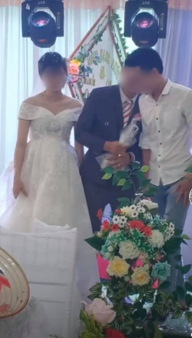 Chú rể mang túi nilon lên sân khấu đựng tiền, hành động ngay sau đó với cô dâu lại khiến nhiều người tán thưởng - 1 Chú rể mang túi nilon lên sân khấu đựng tiền, hành động ngay sau đó với cô dâu lại khiến nhiều người tán thưởng - 1