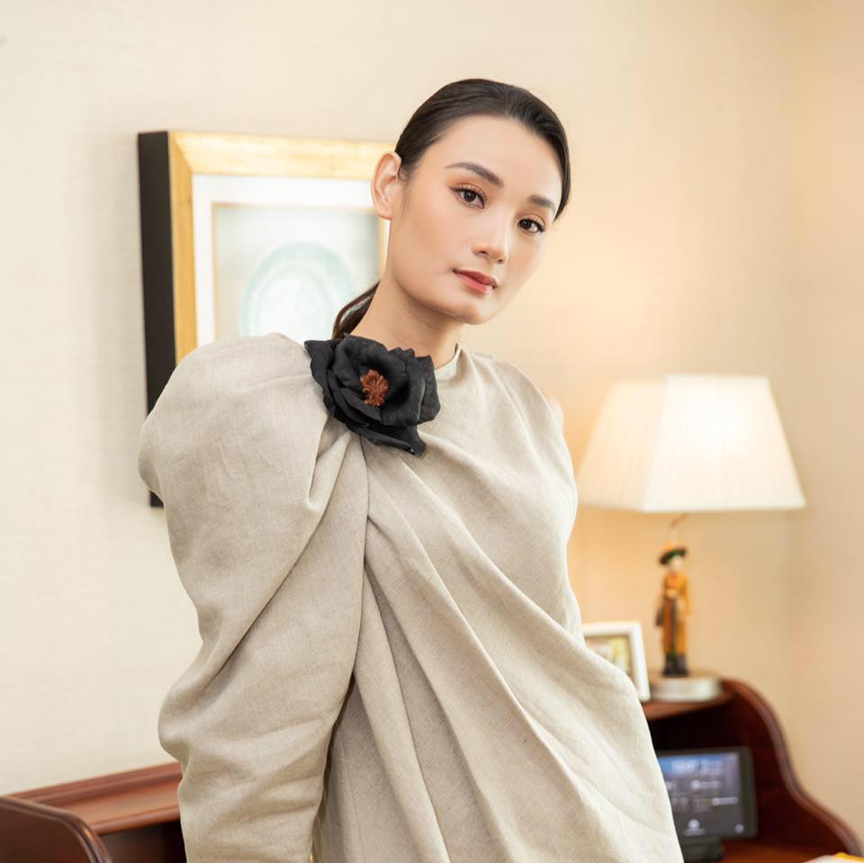 Người mẫu Lê Thúy kể chuyện bị dọa lấy mạng chỉ vì nhắc nhở ý thức đi thang máy - 1 Người mẫu Lê Thúy kể chuyện bị dọa lấy mạng chỉ vì nhắc nhở ý thức đi thang máy - 1