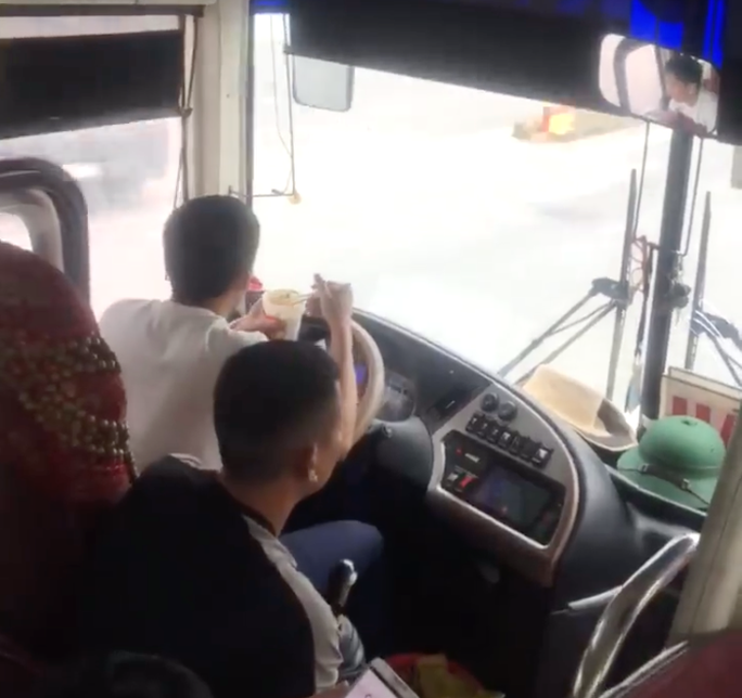 Tài xế xe khách giường nằm ăn mỳ tôm trong lúc lái xe tốc độ cao Tài xế xe khách giường nằm ăn mỳ tôm trong lúc lái xe tốc độ cao