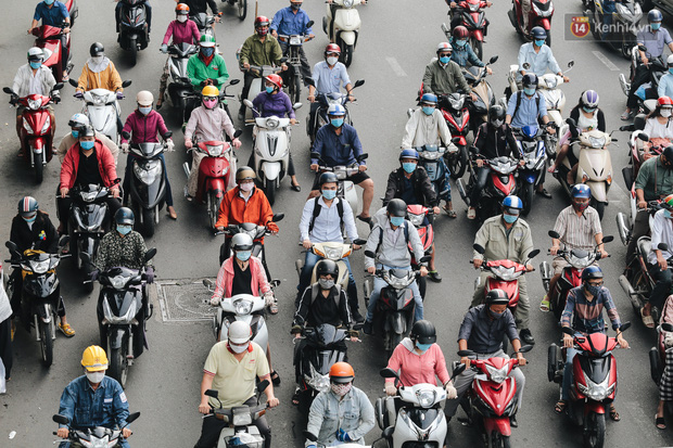 Chùm ảnh: Người Sài Gòn trong ngày đầu bắt buộc đeo khẩu trang nơi công cộng để phòng dịch - 1 Chùm ảnh: Người Sài Gòn trong ngày đầu bắt buộc đeo khẩu trang nơi công cộng để phòng dịch - 1