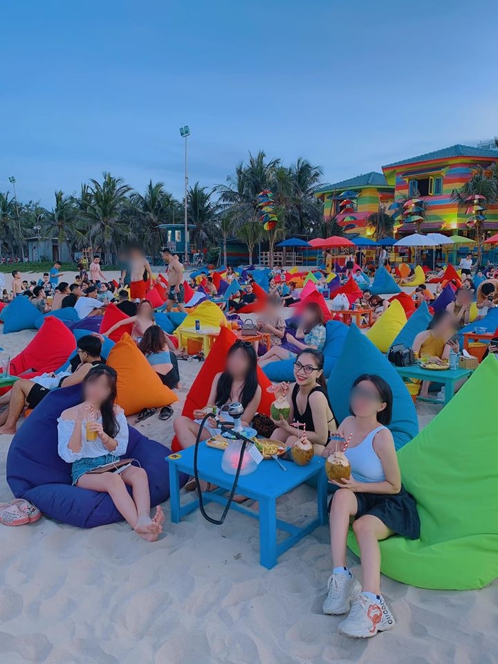 Giữa tâm dịch Covid-19, Nhật Lê up ảnh chụp ở Đà Nẵng nhưng không đeo khẩu trang, anti-fan xúm vào xúc phạm nặng nề - 1 Giữa tâm dịch Covid-19, Nhật Lê up ảnh chụp ở Đà Nẵng nhưng không đeo khẩu trang, anti-fan xúm vào xúc phạm nặng nề - 1