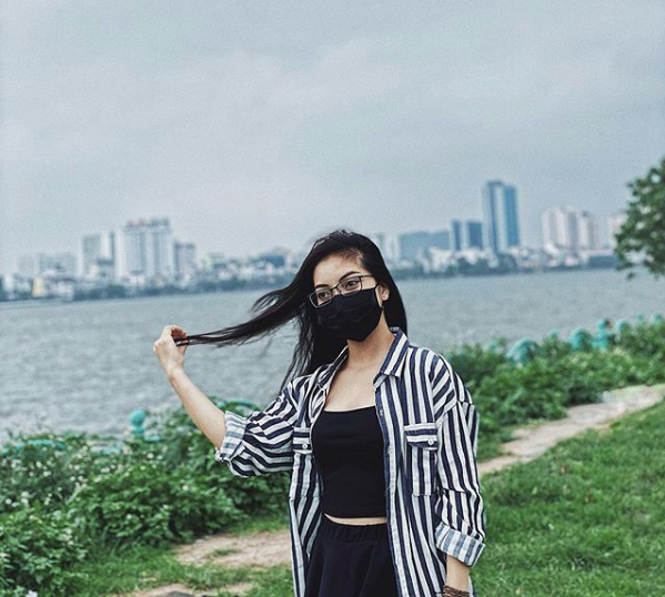 Giữa tâm dịch Covid-19, Nhật Lê up ảnh chụp ở Đà Nẵng nhưng không đeo khẩu trang, anti-fan xúm vào xúc phạm nặng nề - 7 Giữa tâm dịch Covid-19, Nhật Lê up ảnh chụp ở Đà Nẵng nhưng không đeo khẩu trang, anti-fan xúm vào xúc phạm nặng nề - 7