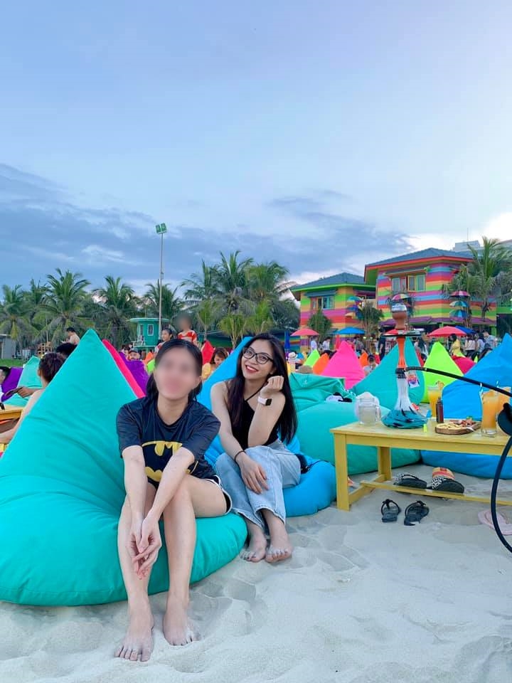 Giữa tâm dịch Covid-19, Nhật Lê up ảnh chụp ở Đà Nẵng nhưng không đeo khẩu trang, anti-fan xúm vào xúc phạm nặng nề - 2 Giữa tâm dịch Covid-19, Nhật Lê up ảnh chụp ở Đà Nẵng nhưng không đeo khẩu trang, anti-fan xúm vào xúc phạm nặng nề - 2