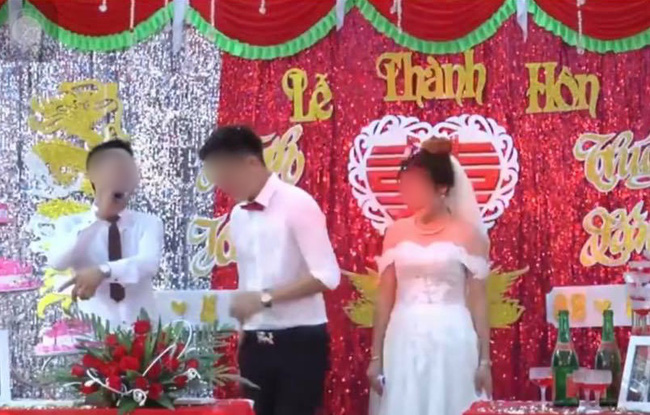 Đang đám cưới rình rang, chú rể đột nhiên ôm chầm lấy MC rồi bỏ chạy để mình cô dâu cười khúc khích trên sân khấu - 1 Đang đám cưới rình rang, chú rể đột nhiên ôm chầm lấy MC rồi bỏ chạy để mình cô dâu cười khúc khích trên sân khấu - 1