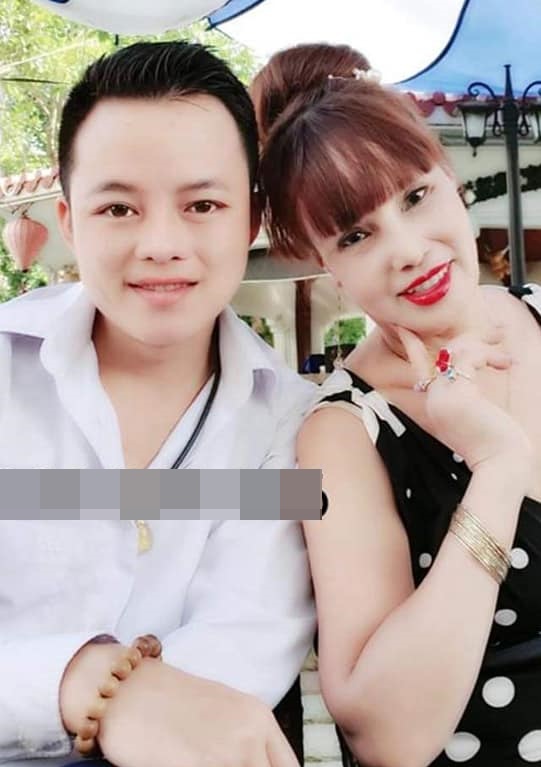 Mặc cho dân tình can ngăn, cô dâu 63 tuổi ở Cao Bằng vẫn nằng nặc khắc tên 2 vợ chồng lên bia đá để ăn mừng nhà mới Mặc cho dân tình can ngăn, cô dâu 63 tuổi ở Cao Bằng vẫn nằng nặc khắc tên 2 vợ chồng lên bia đá để ăn mừng nhà mới