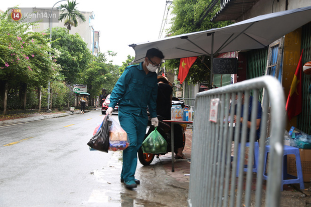 Ảnh: Lực lượng chức năng túc trực, hỗ trợ cung cấp nhu yếu phẩm vào khu cách ly tại Phúc Diễm nơi bệnh nhân 714 sinh sống - 6 Ảnh: Lực lượng chức năng túc trực, hỗ trợ cung cấp nhu yếu phẩm vào khu cách ly tại Phúc Diễm nơi bệnh nhân 714 sinh sống - 6
