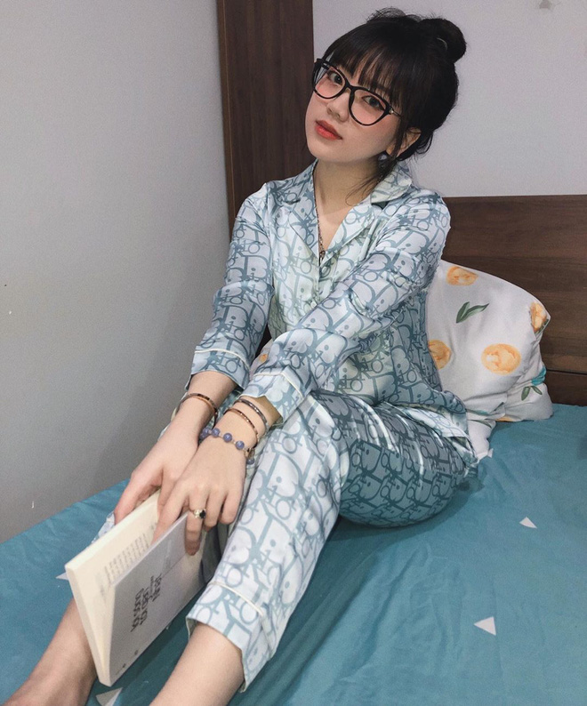 Bắt trend 'cà khịa' phụ nữ mặc đồ bộ ra đường, loạt gương mặt hot hit trên Instagram thi nhau khoe đồ mặc ở nhà siêu dễ thương - 6 Bắt trend 'cà khịa' phụ nữ mặc đồ bộ ra đường, loạt gương mặt hot hit trên Instagram thi nhau khoe đồ mặc ở nhà siêu dễ thương - 6