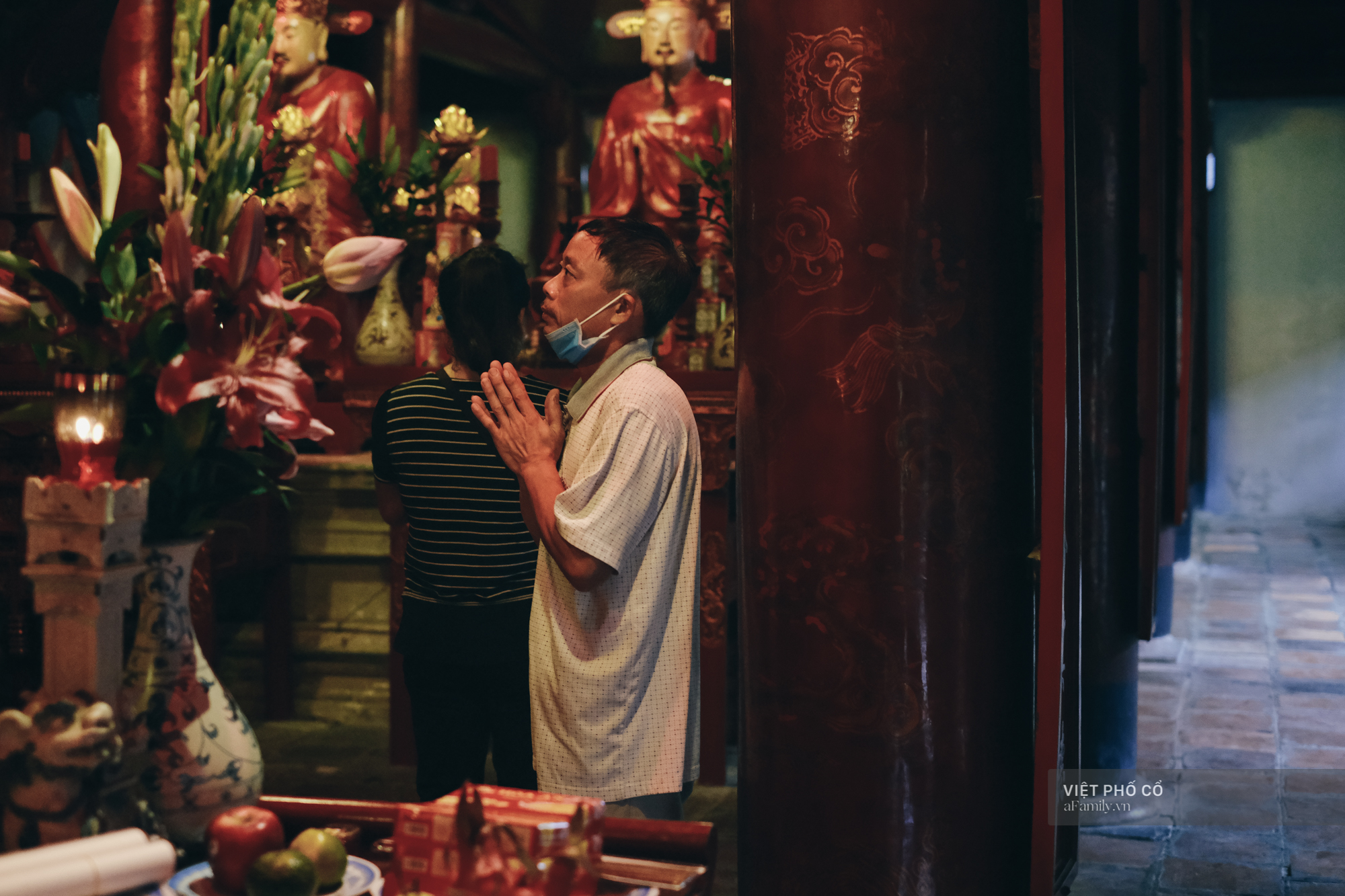 Ảnh: Sĩ tử đội mưa thắp hương cầu may ở Văn Miếu trước kỳ thi THPT - 4 Ảnh: Sĩ tử đội mưa thắp hương cầu may ở Văn Miếu trước kỳ thi THPT - 4