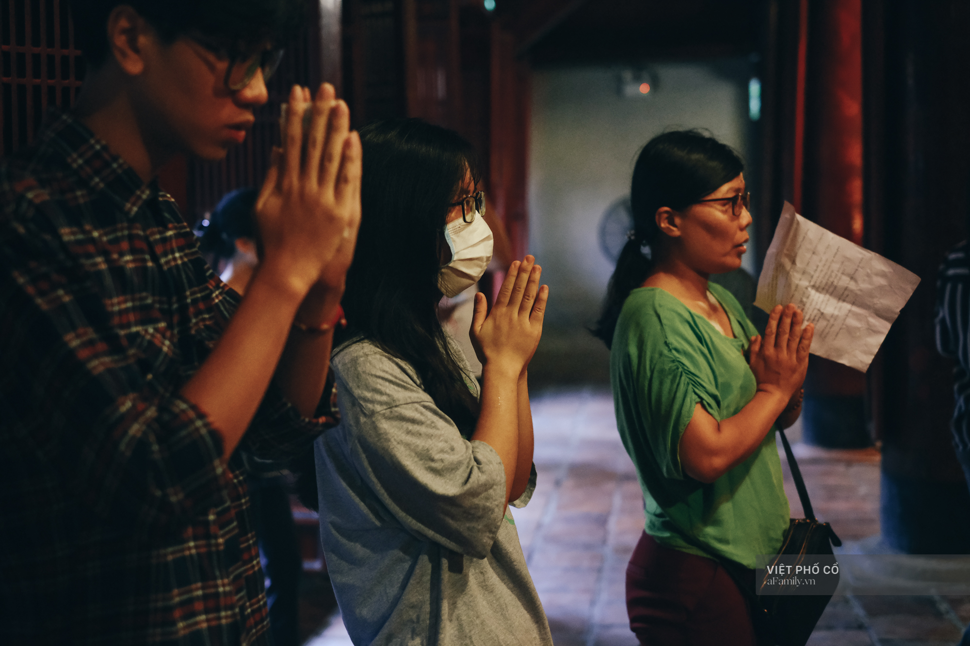 Ảnh: Sĩ tử đội mưa thắp hương cầu may ở Văn Miếu trước kỳ thi THPT - 3 Ảnh: Sĩ tử đội mưa thắp hương cầu may ở Văn Miếu trước kỳ thi THPT - 3