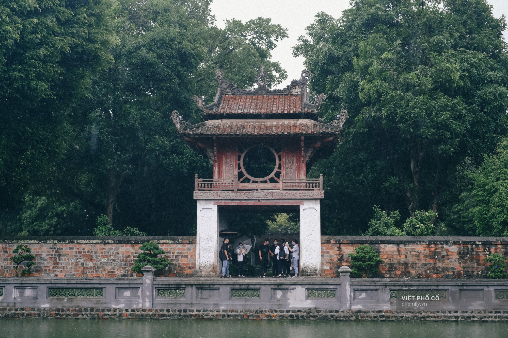 Ảnh: Sĩ tử đội mưa thắp hương cầu may ở Văn Miếu trước kỳ thi THPT - 12 Ảnh: Sĩ tử đội mưa thắp hương cầu may ở Văn Miếu trước kỳ thi THPT - 12