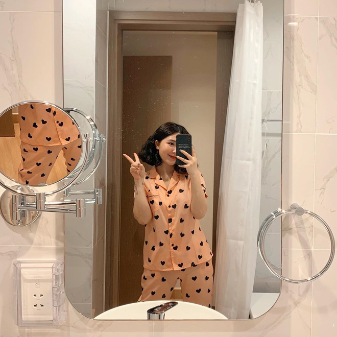 Bắt trend 'cà khịa' phụ nữ mặc đồ bộ ra đường, loạt gương mặt hot hit trên Instagram thi nhau khoe đồ mặc ở nhà siêu dễ thương - 13 Bắt trend 'cà khịa' phụ nữ mặc đồ bộ ra đường, loạt gương mặt hot hit trên Instagram thi nhau khoe đồ mặc ở nhà siêu dễ thương - 13