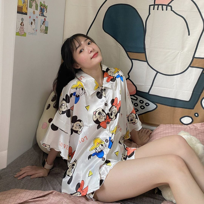 Bắt trend 'cà khịa' phụ nữ mặc đồ bộ ra đường, loạt gương mặt hot hit trên Instagram thi nhau khoe đồ mặc ở nhà siêu dễ thương - 11 Bắt trend 'cà khịa' phụ nữ mặc đồ bộ ra đường, loạt gương mặt hot hit trên Instagram thi nhau khoe đồ mặc ở nhà siêu dễ thương - 11