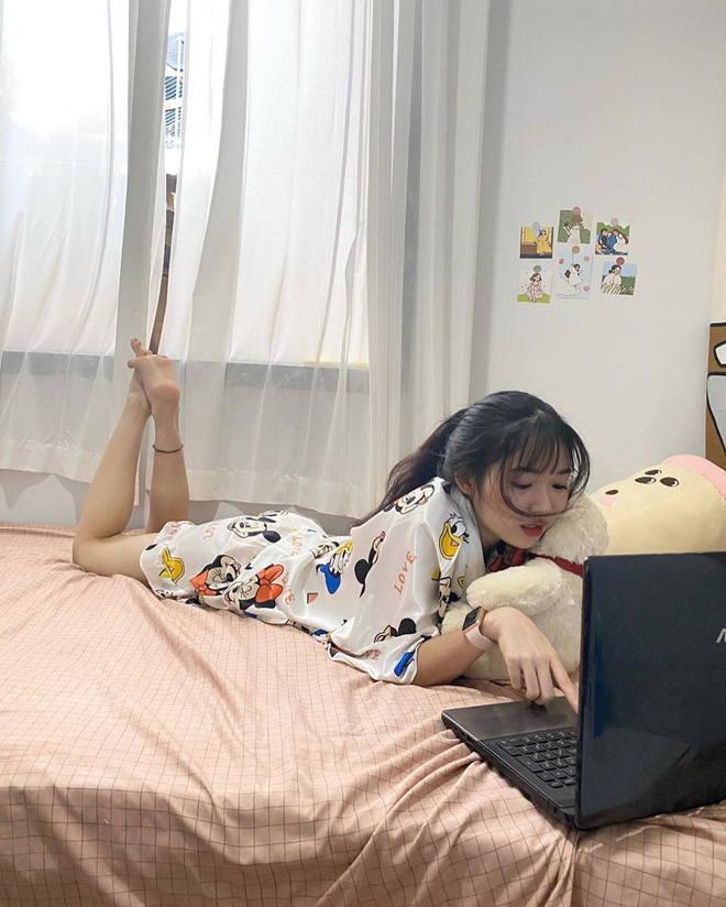 Bắt trend 'cà khịa' phụ nữ mặc đồ bộ ra đường, loạt gương mặt hot hit trên Instagram thi nhau khoe đồ mặc ở nhà siêu dễ thương - 9 Bắt trend 'cà khịa' phụ nữ mặc đồ bộ ra đường, loạt gương mặt hot hit trên Instagram thi nhau khoe đồ mặc ở nhà siêu dễ thương - 9