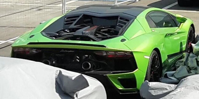 Siêu xe kế nhiệm Lamborghini Aventador lộ diện hoàn chỉnh lần đầu tiên - 1 Siêu xe kế nhiệm Lamborghini Aventador lộ diện hoàn chỉnh lần đầu tiên - 1