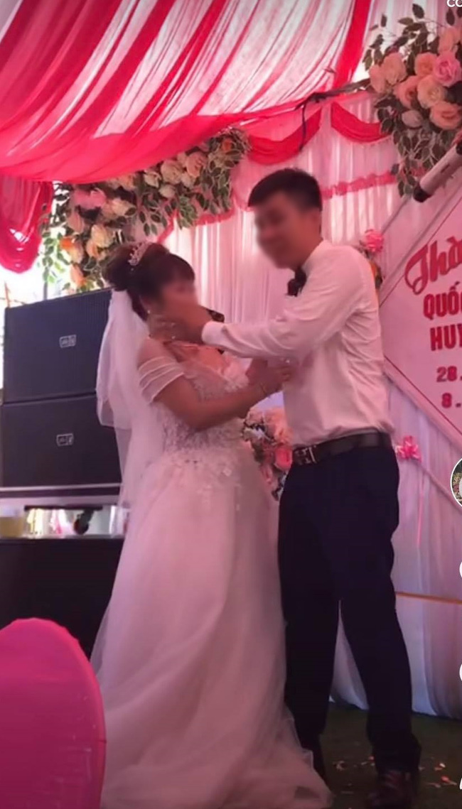 Dở khóc dở cười với màn 'cưỡng hôn' cô dâu trên sân khấu của chú rể, MC đứng cạnh liên tục hô 'Chưa! Chưa!' - 1 Dở khóc dở cười với màn 'cưỡng hôn' cô dâu trên sân khấu của chú rể, MC đứng cạnh liên tục hô 'Chưa! Chưa!' - 1