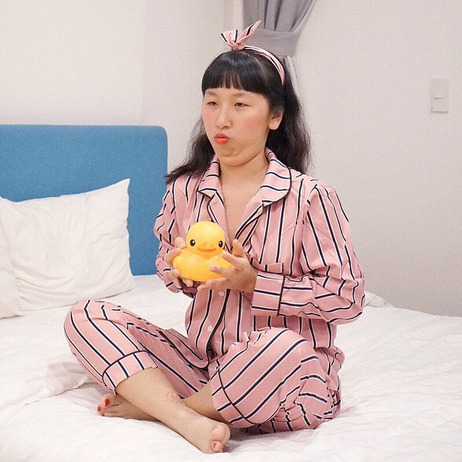 Bắt trend 'cà khịa' phụ nữ mặc đồ bộ ra đường, loạt gương mặt hot hit trên Instagram thi nhau khoe đồ mặc ở nhà siêu dễ thương Bắt trend 'cà khịa' phụ nữ mặc đồ bộ ra đường, loạt gương mặt hot hit trên Instagram thi nhau khoe đồ mặc ở nhà siêu dễ thương