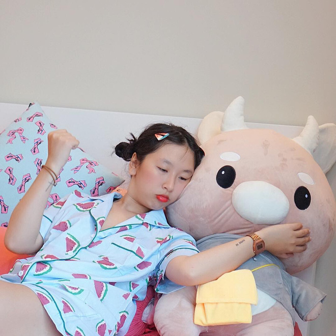 Bắt trend 'cà khịa' phụ nữ mặc đồ bộ ra đường, loạt gương mặt hot hit trên Instagram thi nhau khoe đồ mặc ở nhà siêu dễ thương - 2 Bắt trend 'cà khịa' phụ nữ mặc đồ bộ ra đường, loạt gương mặt hot hit trên Instagram thi nhau khoe đồ mặc ở nhà siêu dễ thương - 2