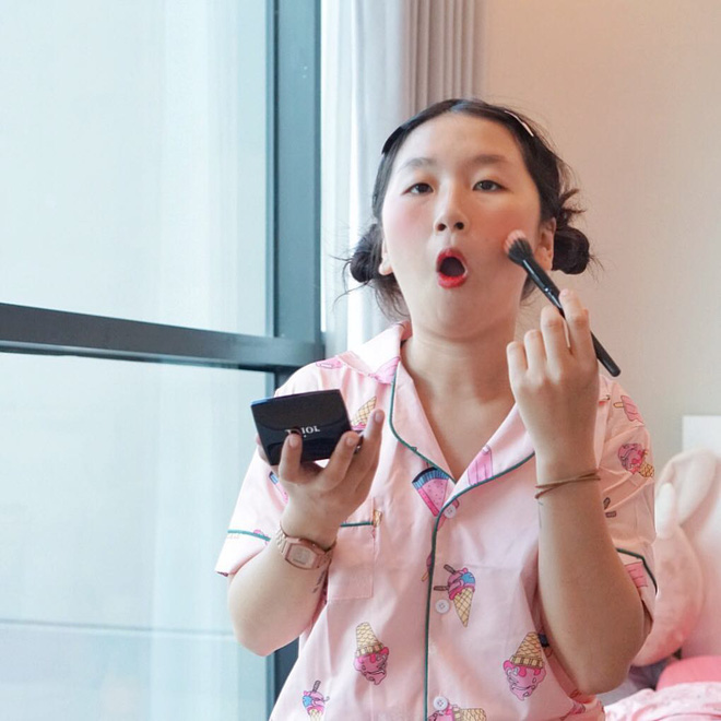 Bắt trend 'cà khịa' phụ nữ mặc đồ bộ ra đường, loạt gương mặt hot hit trên Instagram thi nhau khoe đồ mặc ở nhà siêu dễ thương - 4 Bắt trend 'cà khịa' phụ nữ mặc đồ bộ ra đường, loạt gương mặt hot hit trên Instagram thi nhau khoe đồ mặc ở nhà siêu dễ thương - 4