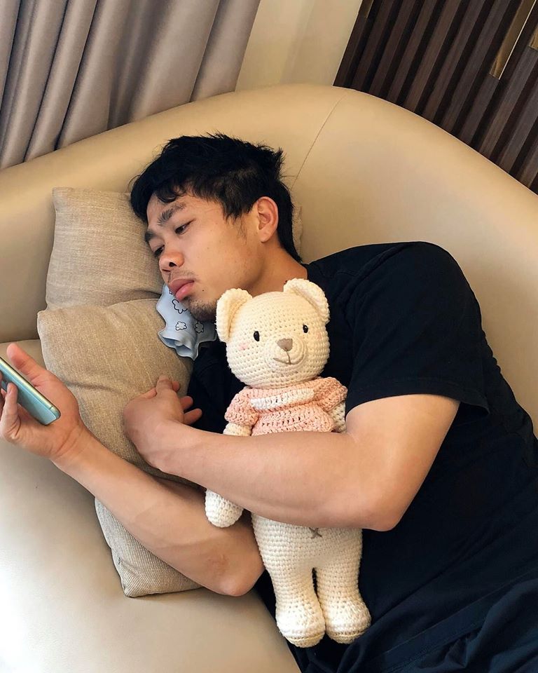 Công Phượng đi nhổ răng thôi cũng được Viên Minh bưng cháo đến tận giường nhưng ra ngoài đường là phải 'tay xách nách mang' cho vợ thế này đây Công Phượng đi nhổ răng thôi cũng được Viên Minh bưng cháo đến tận giường nhưng ra ngoài đường là phải 'tay xách nách mang' cho vợ thế này đây