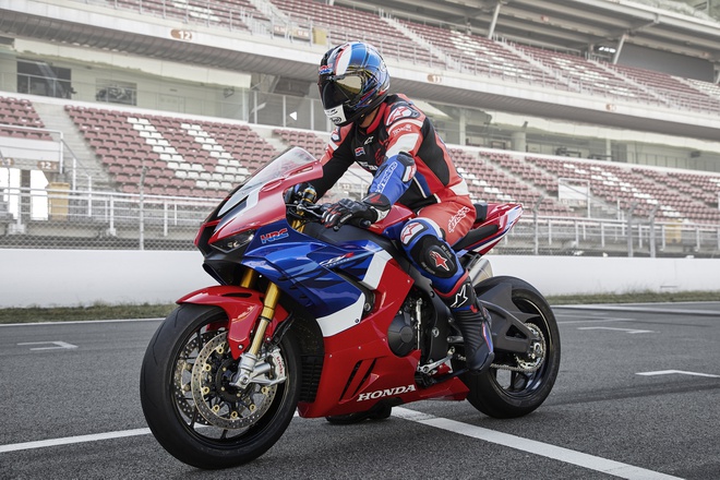 Honda ra mắt superbike CBR1000RR-R tại VN - đắt nhất 1,049 tỷ đồng - 3 Honda ra mắt superbike CBR1000RR-R tại VN - đắt nhất 1,049 tỷ đồng - 3