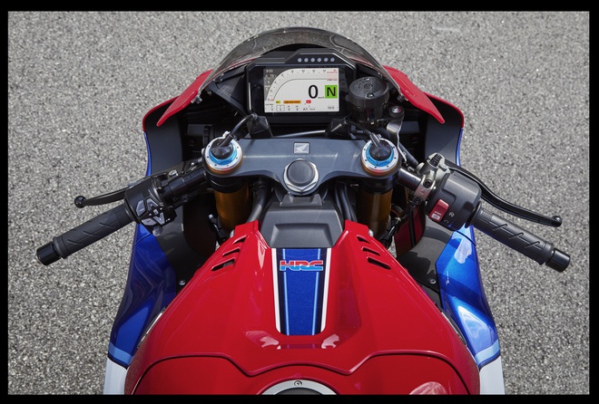 Honda ra mắt superbike CBR1000RR-R tại VN - đắt nhất 1,049 tỷ đồng - 2 Honda ra mắt superbike CBR1000RR-R tại VN - đắt nhất 1,049 tỷ đồng - 2
