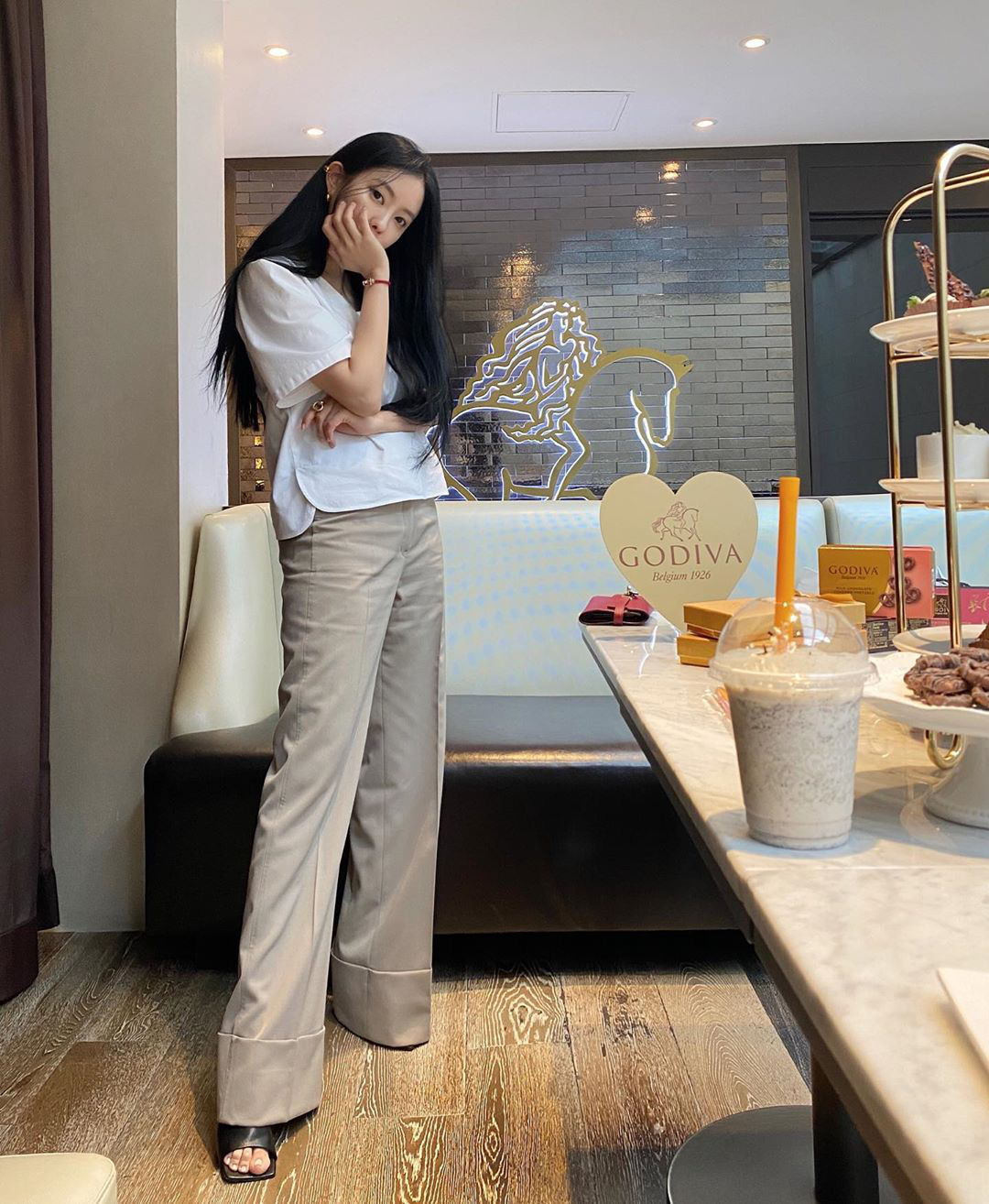 Ngắm outfit của sao Hàn, bạn học được khối tuyệt kỹ mix&match cực hay để có set đồ xinh bất bại - 6 Ngắm outfit của sao Hàn, bạn học được khối tuyệt kỹ mix&match cực hay để có set đồ xinh bất bại - 6