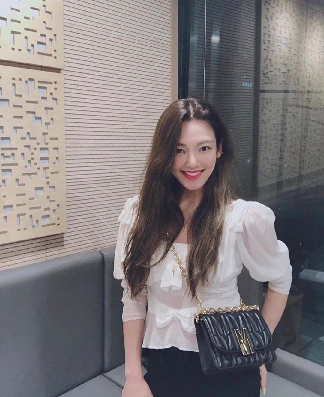 Ngắm outfit của sao Hàn, bạn học được khối tuyệt kỹ mix&match cực hay để có set đồ xinh bất bại - 3 Ngắm outfit của sao Hàn, bạn học được khối tuyệt kỹ mix&match cực hay để có set đồ xinh bất bại - 3