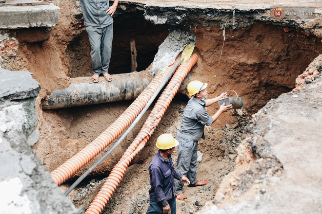 Cận cảnh hố 'tử thần' khổng lồ ngay ngã tư ở Sài Gòn, nguyên nhân do cống tôn bị vỡ gây sụt đường - 11 Cận cảnh hố 'tử thần' khổng lồ ngay ngã tư ở Sài Gòn, nguyên nhân do cống tôn bị vỡ gây sụt đường - 11