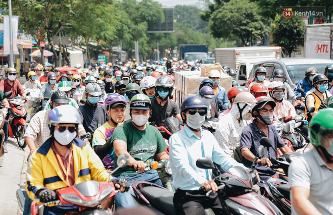Cận cảnh hố 'tử thần' khổng lồ ngay ngã tư ở Sài Gòn, nguyên nhân do cống tôn bị vỡ gây sụt đường - 17 Cận cảnh hố 'tử thần' khổng lồ ngay ngã tư ở Sài Gòn, nguyên nhân do cống tôn bị vỡ gây sụt đường - 17