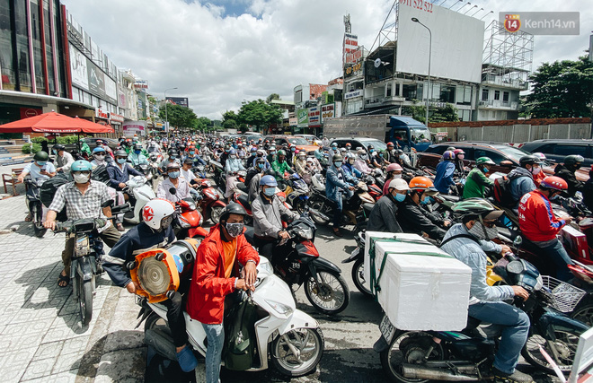 Cận cảnh hố 'tử thần' khổng lồ ngay ngã tư ở Sài Gòn, nguyên nhân do cống tôn bị vỡ gây sụt đường - 16 Cận cảnh hố 'tử thần' khổng lồ ngay ngã tư ở Sài Gòn, nguyên nhân do cống tôn bị vỡ gây sụt đường - 16