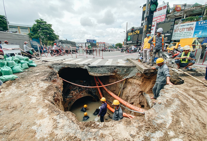 Cận cảnh hố 'tử thần' khổng lồ ngay ngã tư ở Sài Gòn, nguyên nhân do cống tôn bị vỡ gây sụt đường - 3 Cận cảnh hố 'tử thần' khổng lồ ngay ngã tư ở Sài Gòn, nguyên nhân do cống tôn bị vỡ gây sụt đường - 3