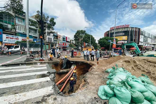 Cận cảnh hố 'tử thần' khổng lồ ngay ngã tư ở Sài Gòn, nguyên nhân do cống tôn bị vỡ gây sụt đường - 2 Cận cảnh hố 'tử thần' khổng lồ ngay ngã tư ở Sài Gòn, nguyên nhân do cống tôn bị vỡ gây sụt đường - 2