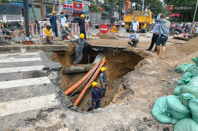 Cận cảnh hố 'tử thần' khổng lồ ngay ngã tư ở Sài Gòn, nguyên nhân do cống tôn bị vỡ gây sụt đường - 1 Cận cảnh hố 'tử thần' khổng lồ ngay ngã tư ở Sài Gòn, nguyên nhân do cống tôn bị vỡ gây sụt đường - 1