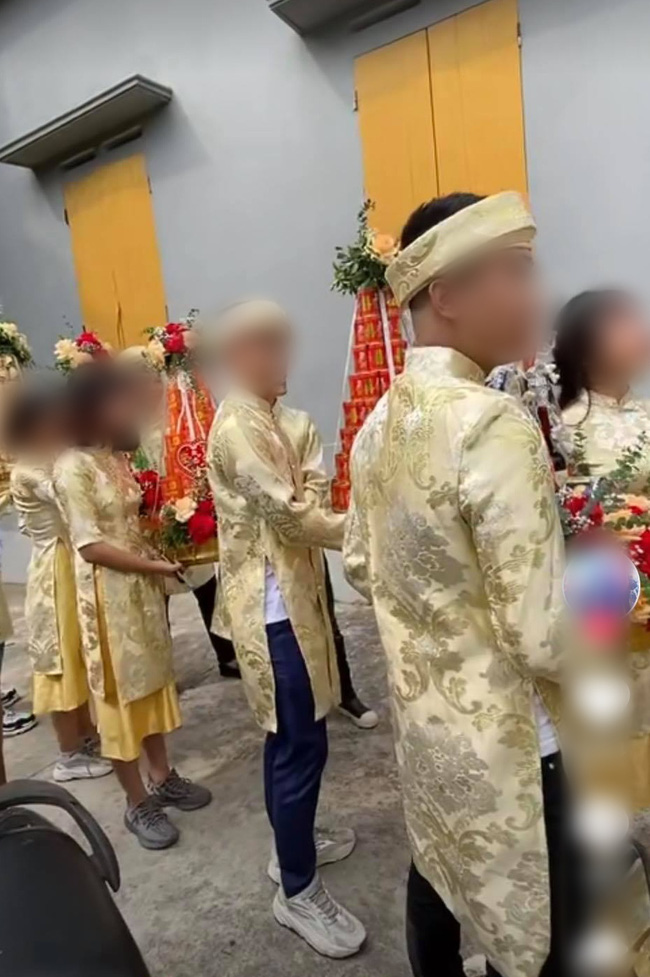 Trang phục style 'bên trên lấp lánh, dưới giày thể thao' của đội bê tráp khiến dân tình phải thở dài: 'Mất mặt ban đại diện quá!' - 1 Trang phục style 'bên trên lấp lánh, dưới giày thể thao' của đội bê tráp khiến dân tình phải thở dài: 'Mất mặt ban đại diện quá!' - 1