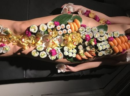 Bí mật bất ngờ đằng sau những bữa tiệc 'Sushi khỏa thân' đầy phấn khích và sức hút Bí mật bất ngờ đằng sau những bữa tiệc 'Sushi khỏa thân' đầy phấn khích và sức hút