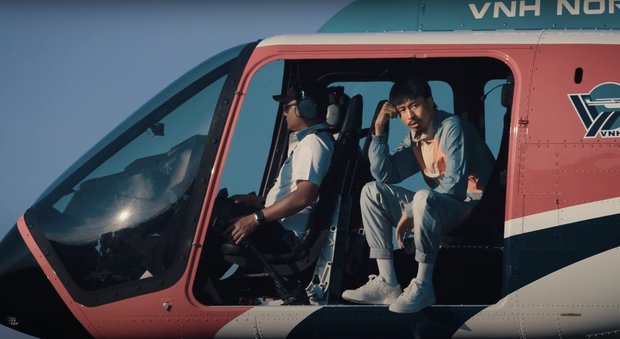 Đen Vâu ra MV one-shot 1 cảnh ngồi rap trong chiếc trực thăng đang bay, Tăng Thanh Hà bất ngờ làm 'cameo' Đen Vâu ra MV one-shot 1 cảnh ngồi rap trong chiếc trực thăng đang bay, Tăng Thanh Hà bất ngờ làm 'cameo'
