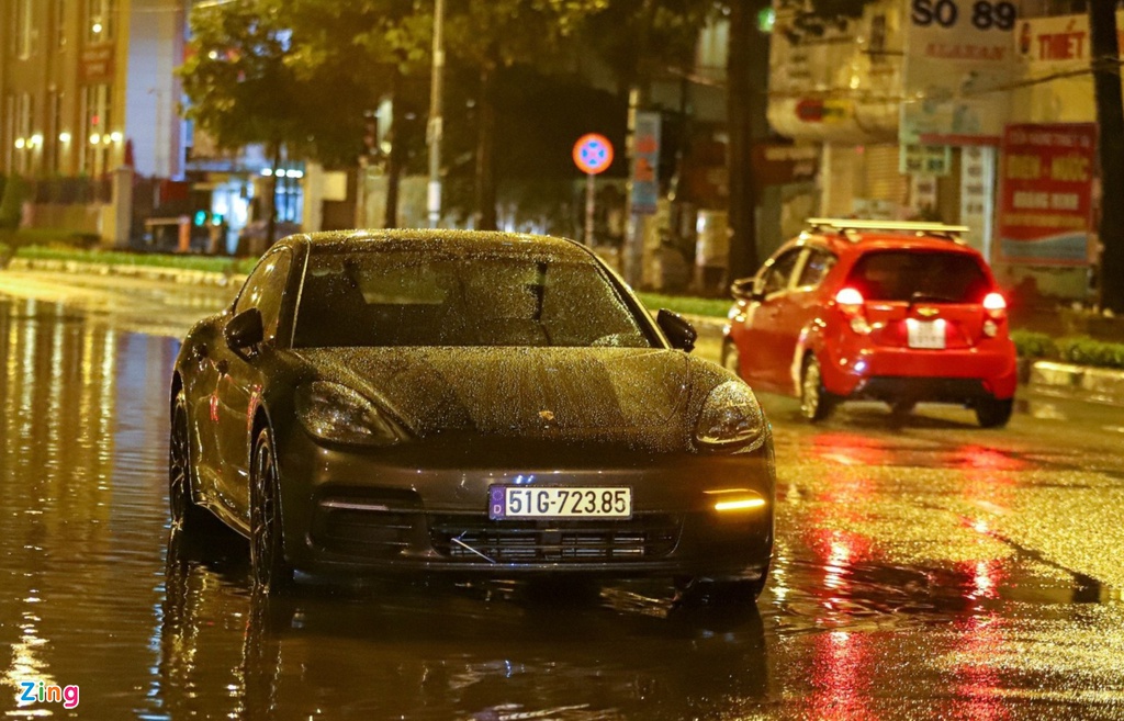 Porsche, Audi nằm cả đêm trên đường chờ cứu hộ sau mưa lớn - 3