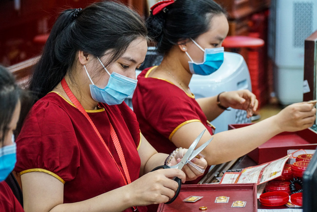Ảnh: Giá vàng liên tục 'lên đỉnh', dân Hà Nội đổ xô đi bán nhưng vẫn kiên nhẫn xếp hàng, nghiêm túc phòng dịch - 7 Ảnh: Giá vàng liên tục 'lên đỉnh', dân Hà Nội đổ xô đi bán nhưng vẫn kiên nhẫn xếp hàng, nghiêm túc phòng dịch - 7