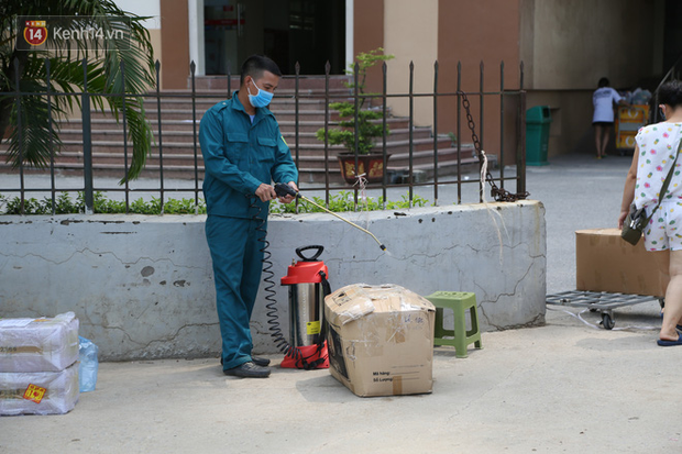 Cận cảnh khu chung cư ở Hoài Đức bị cách ly vì liên quan bệnh nhân 785: Mỳ tôm và thực phẩm được tiếp tế liên tục - 12 Cận cảnh khu chung cư ở Hoài Đức bị cách ly vì liên quan bệnh nhân 785: Mỳ tôm và thực phẩm được tiếp tế liên tục - 12