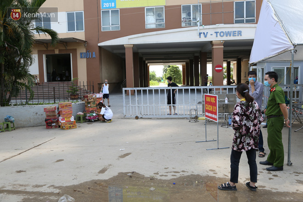 Cận cảnh khu chung cư ở Hoài Đức bị cách ly vì liên quan bệnh nhân 785: Mỳ tôm và thực phẩm được tiếp tế liên tục - 9 Cận cảnh khu chung cư ở Hoài Đức bị cách ly vì liên quan bệnh nhân 785: Mỳ tôm và thực phẩm được tiếp tế liên tục - 9